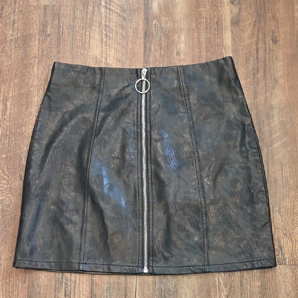 Shinestar Black Perforated Faux Leather Mini Skirt With Full Zipper Size S - Picture 2 of 10